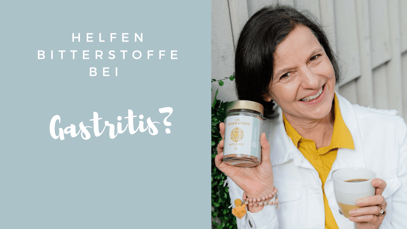 Bitterstoffgetränk in Keramiktasse mit Kräutern, warm serviert